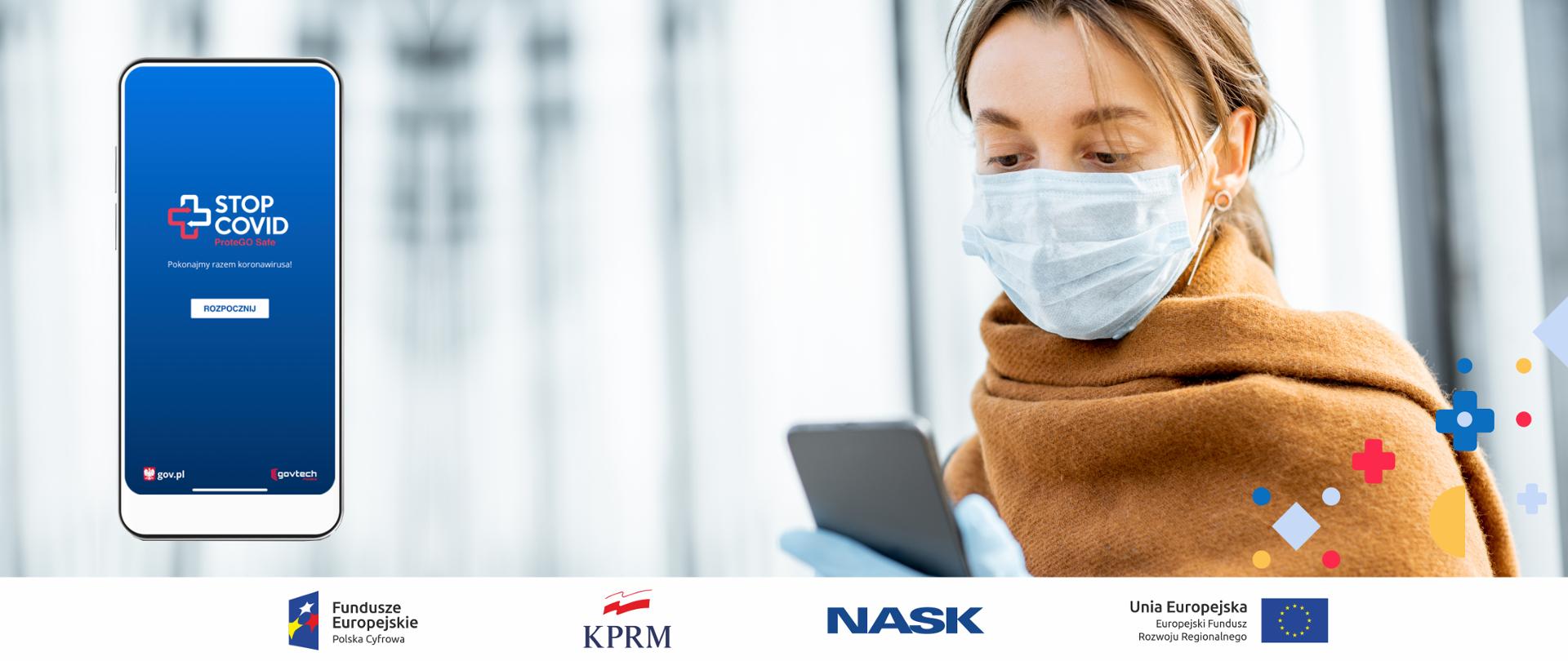 Kobieta w maseczce i szalu trzyma w ręku smartfona, patrzy w jego ekran. Z lewej ekran innego telefonu, na którym widać ekran startowy aplikacji STOP COVID.