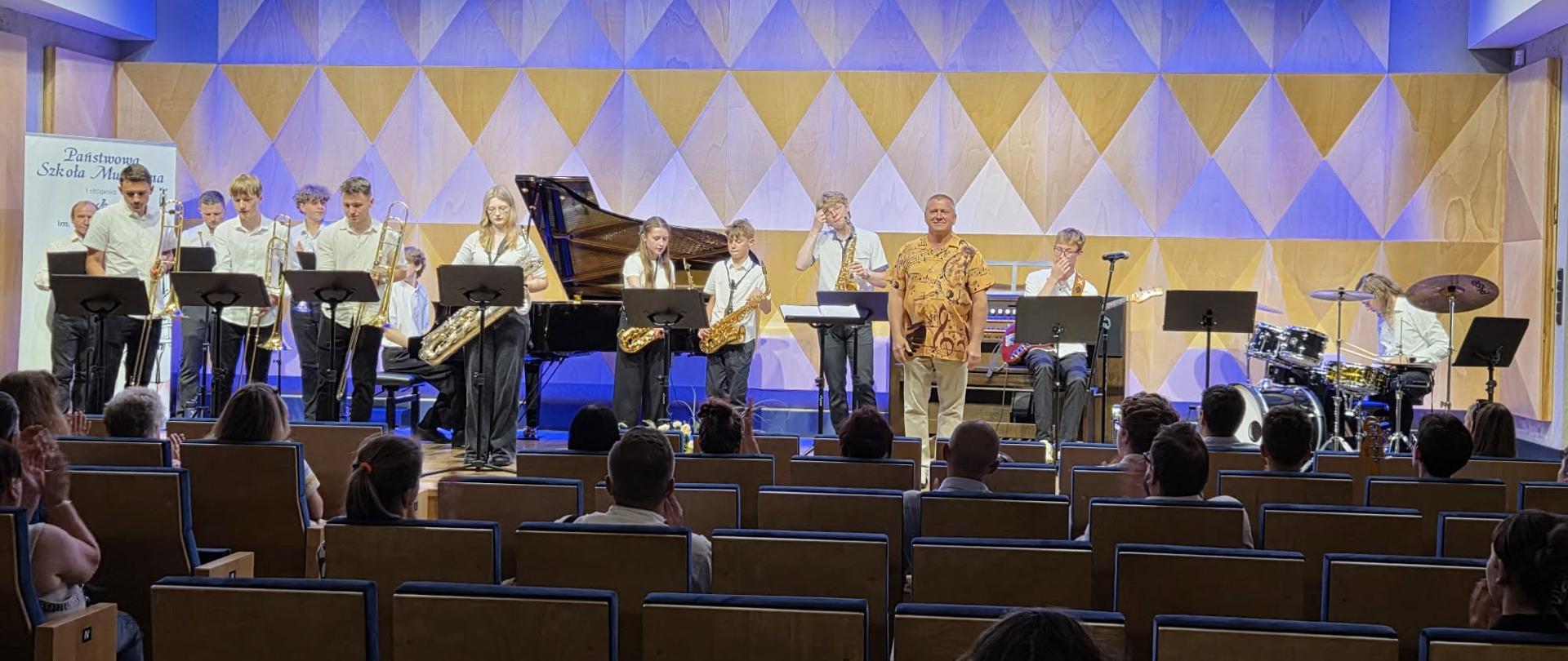 Big band na scenie sali koncertowej