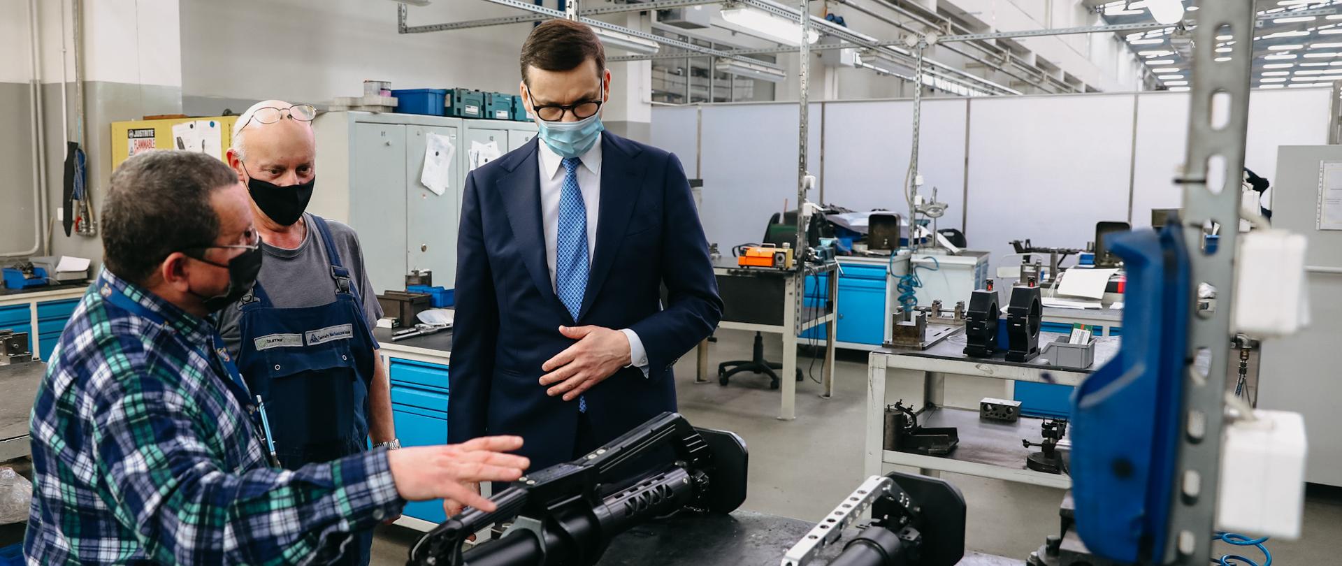 Premier rozmawia z pracownikami fabryki.