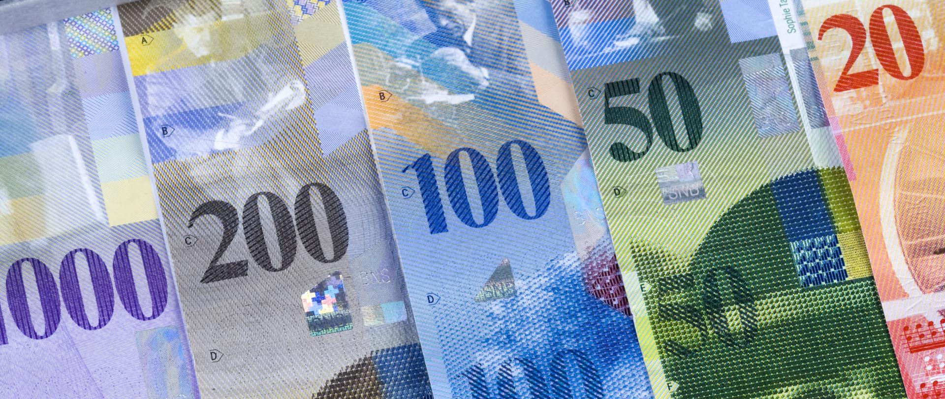 Banknoty franka szwajcarskiego o nominałach 1000, 200, 100, 50 i 20