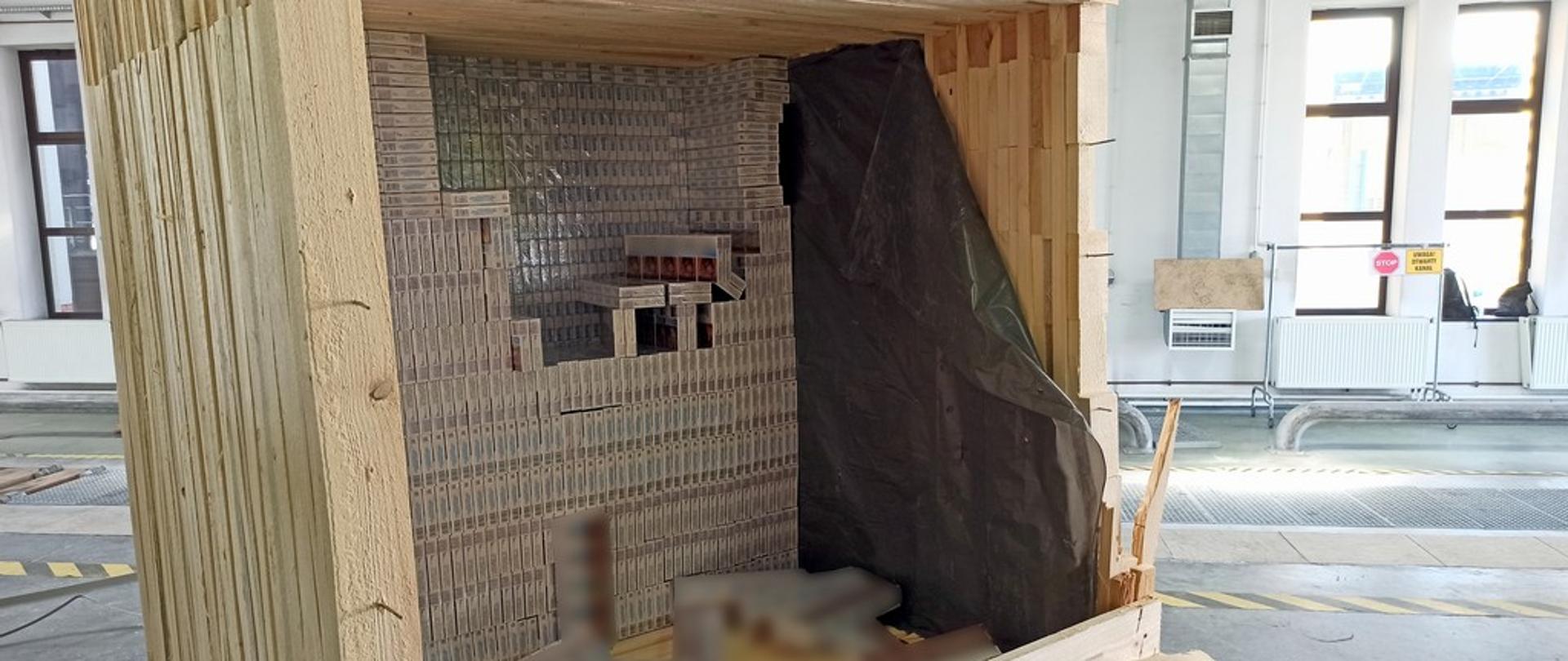 Nielegalne papierosy ukryte w specjalnie przygotowanych skrzyniach imitujących palety z deskami