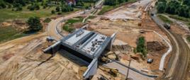 Budowa obwodnicy Morawicy - zdjęcie z drona, betonowa konstrukcja wiaduktu 
