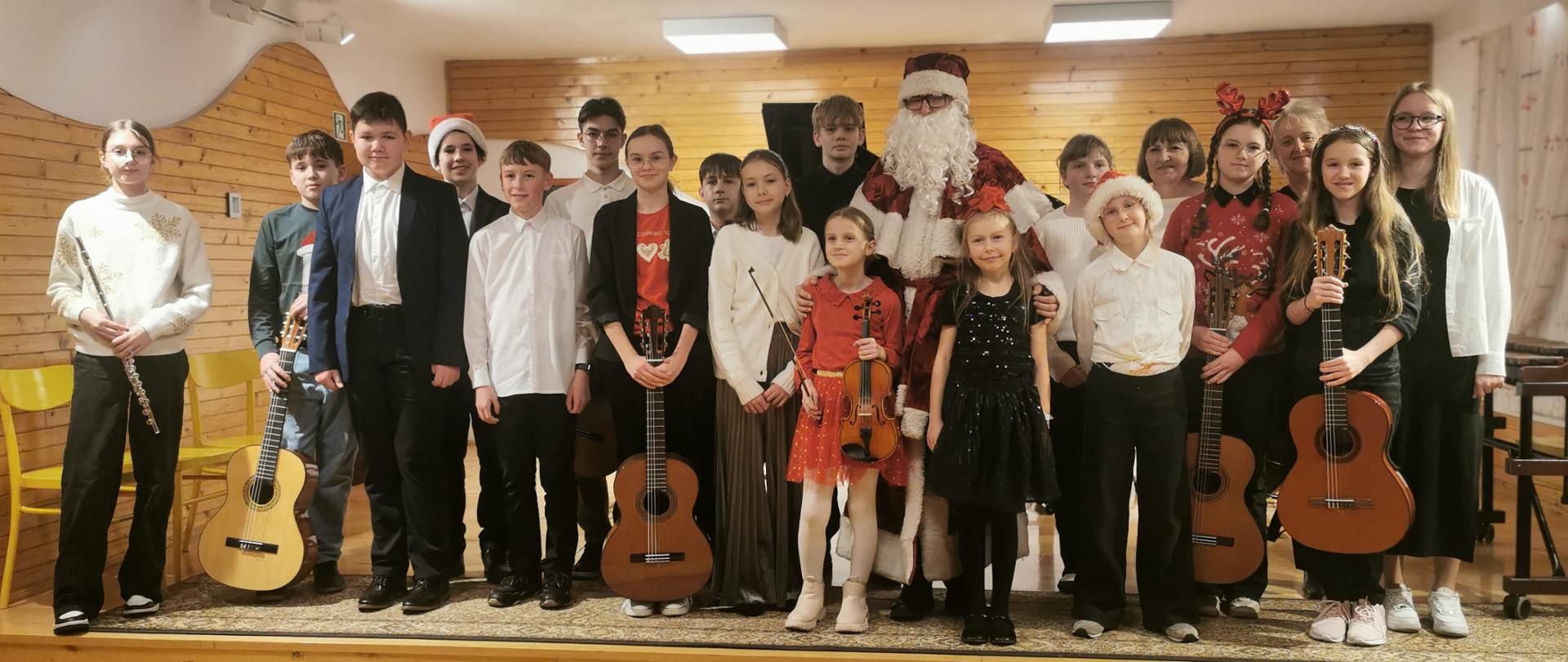 zdjęcie grupowe wykonawców ze św. Mikołajem