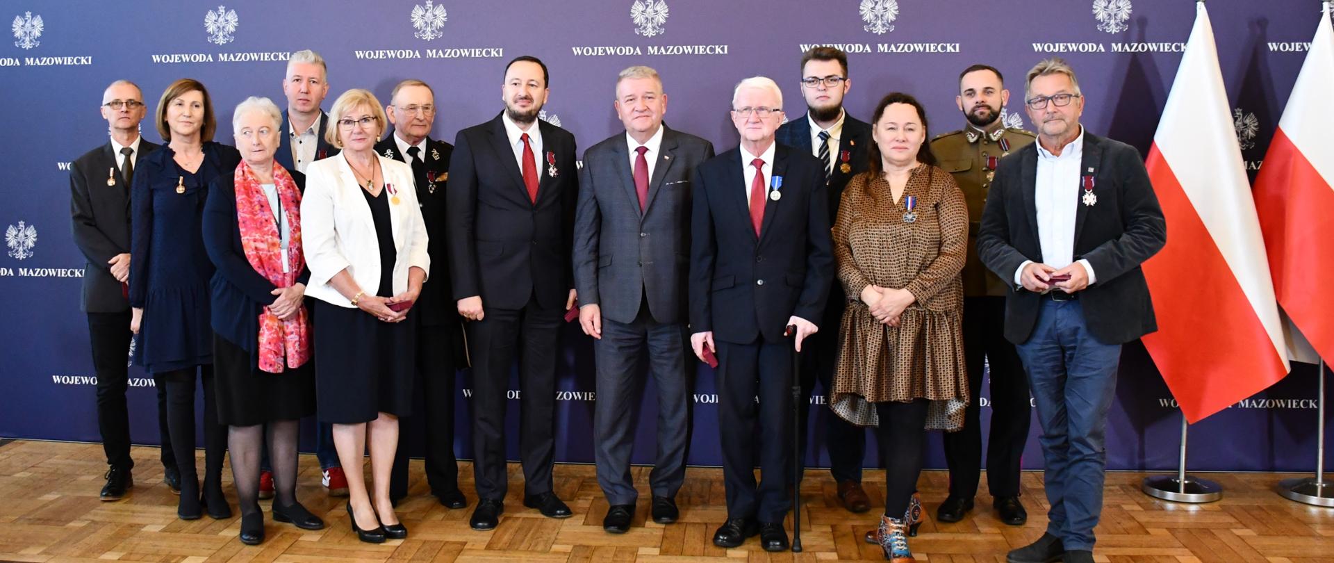 Na zdjęciu widać kobiety i mężczyzn