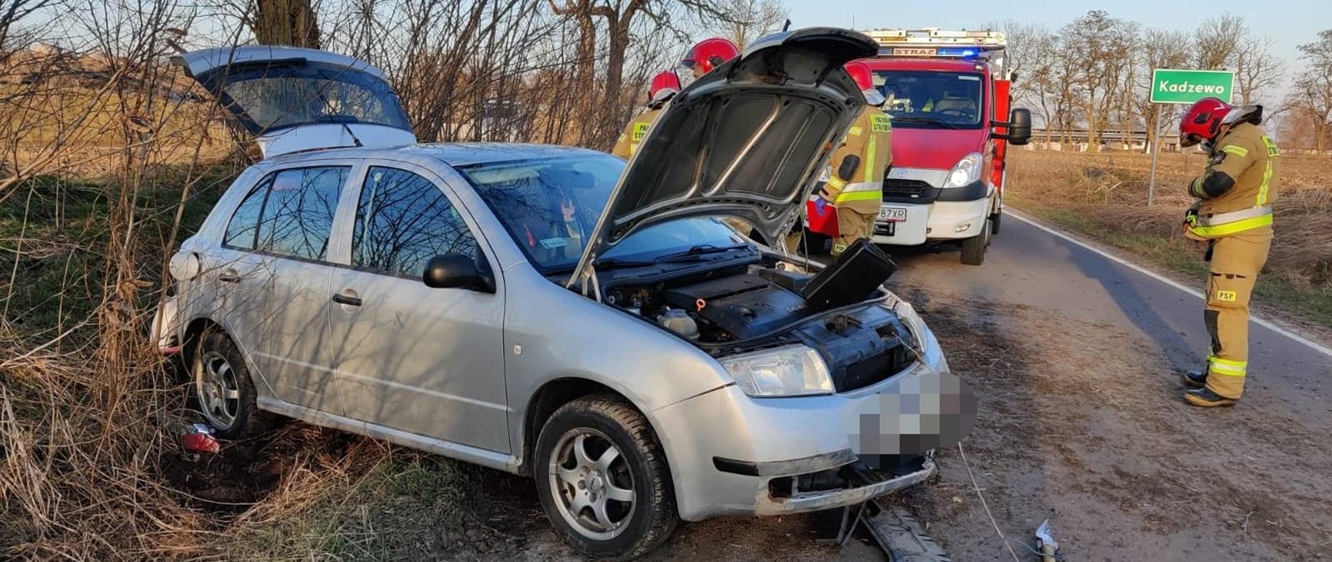 Na zdjęciu uszkodzony pojazd ratownicy PSP podczas czynności ratowniczych