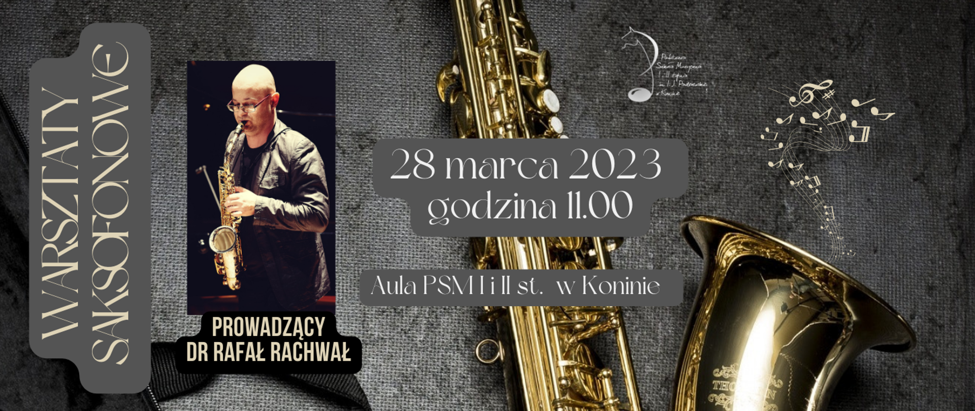 W tle fragment złotego saksofonu, z którego wysypują się złote nuty, tło szaro-brązowe, zdjęcie prowadzącego, logo PSM w Koninie .
