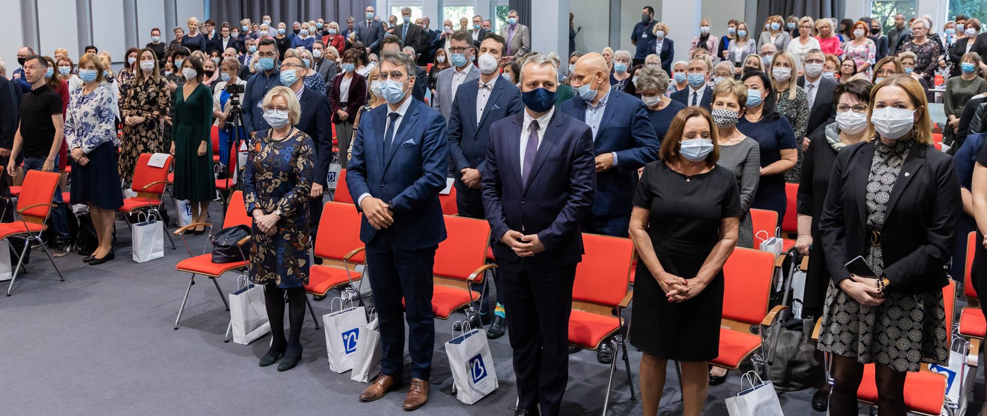 Wojewoda podczas uroczystości wręczenia odznaczeń pracownikom Szpitala Uniwersyteckiego nr 2 im. dr. Jana Biziela w Bydgoszczy