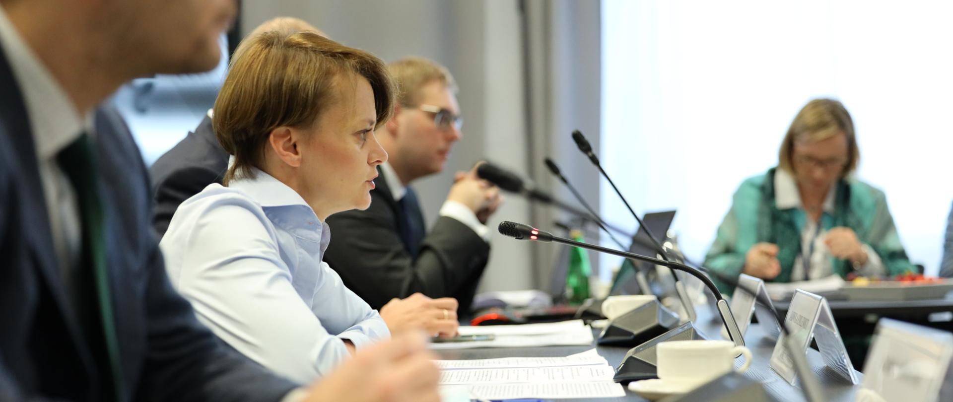 Jadwiga Emilewicz wśród panelistów - widok z boku stołu.