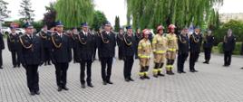 Zdjęcie przedstawia strażaków, którzy otrzymali awanse