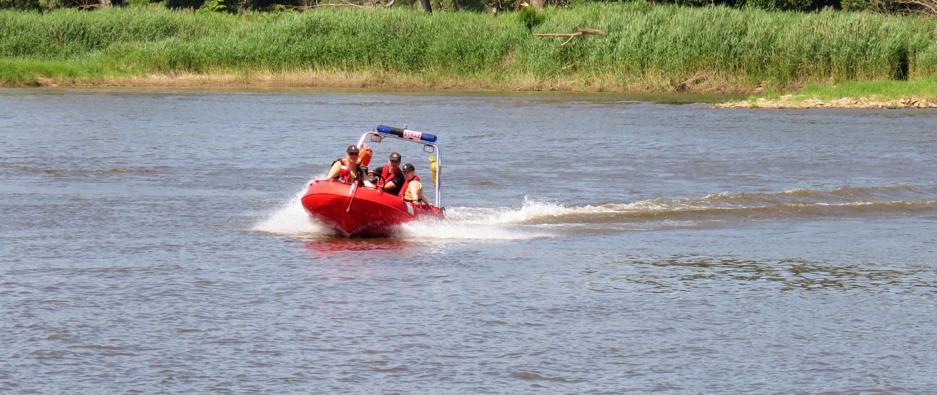 „Bezpieczne Wakacje 2021” w Wielobłotach - strażacy płynący łodzią ratowniczą