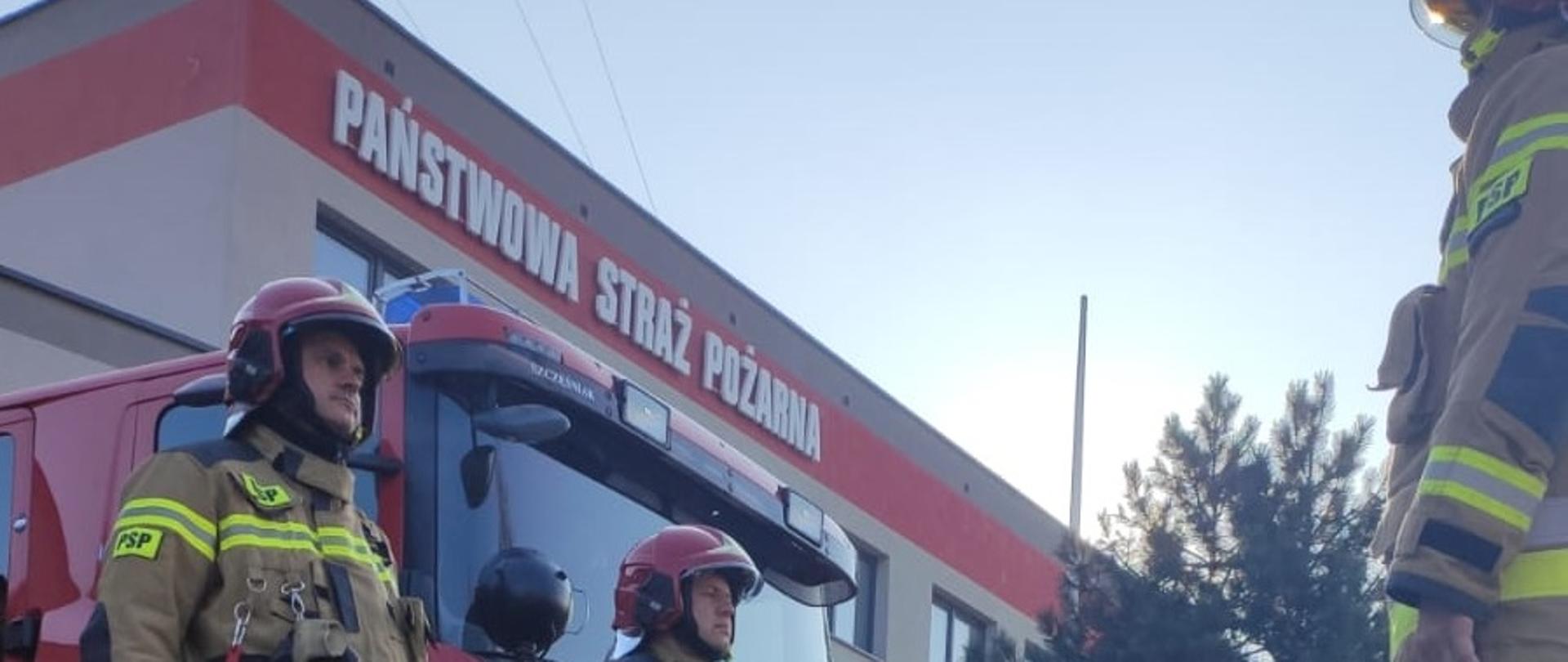 Uczczenie minutą ciszy bohaterskich ukraińskich strażaków