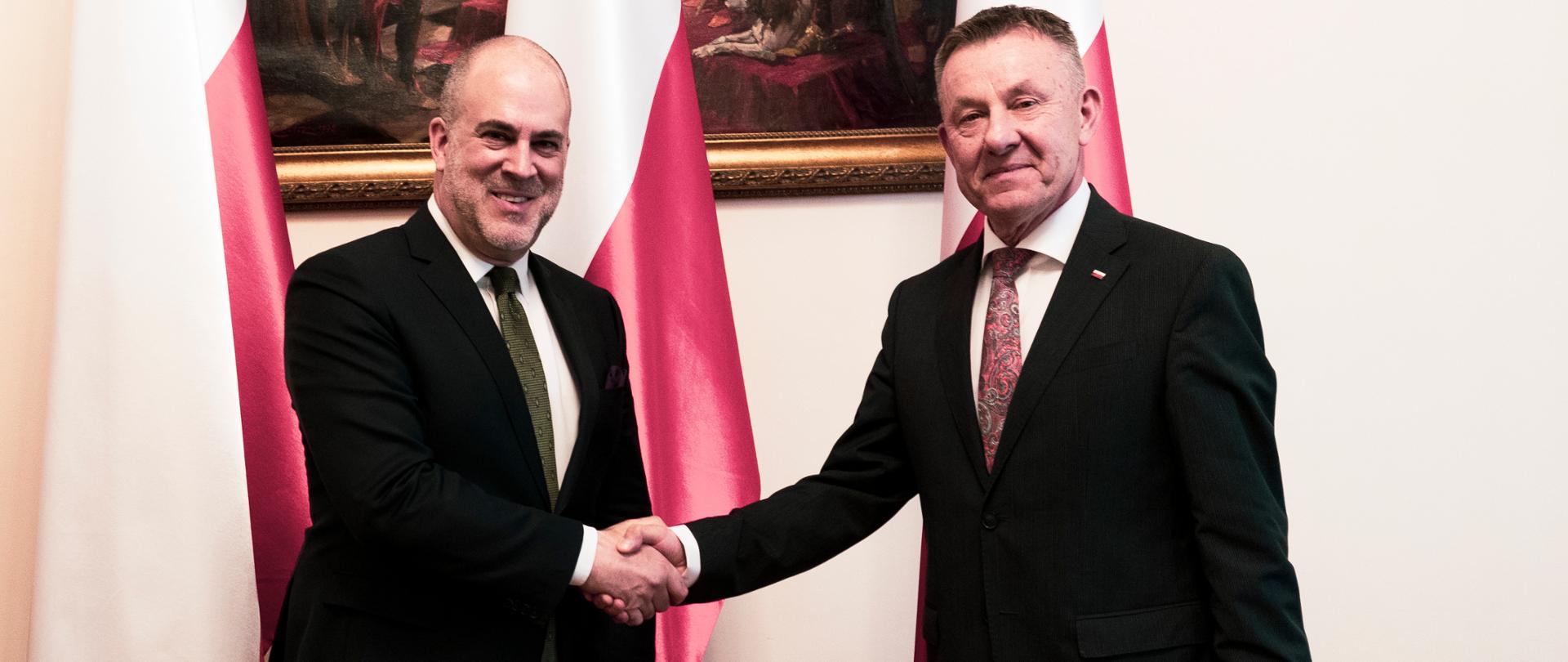 Kevin J. Allen - przedstawiciel Wysokiego Komisarza Narodów Zjednoczonych do spraw uchodźców w Polsce oraz wojewoda łódzki Karol Młynarczyk 