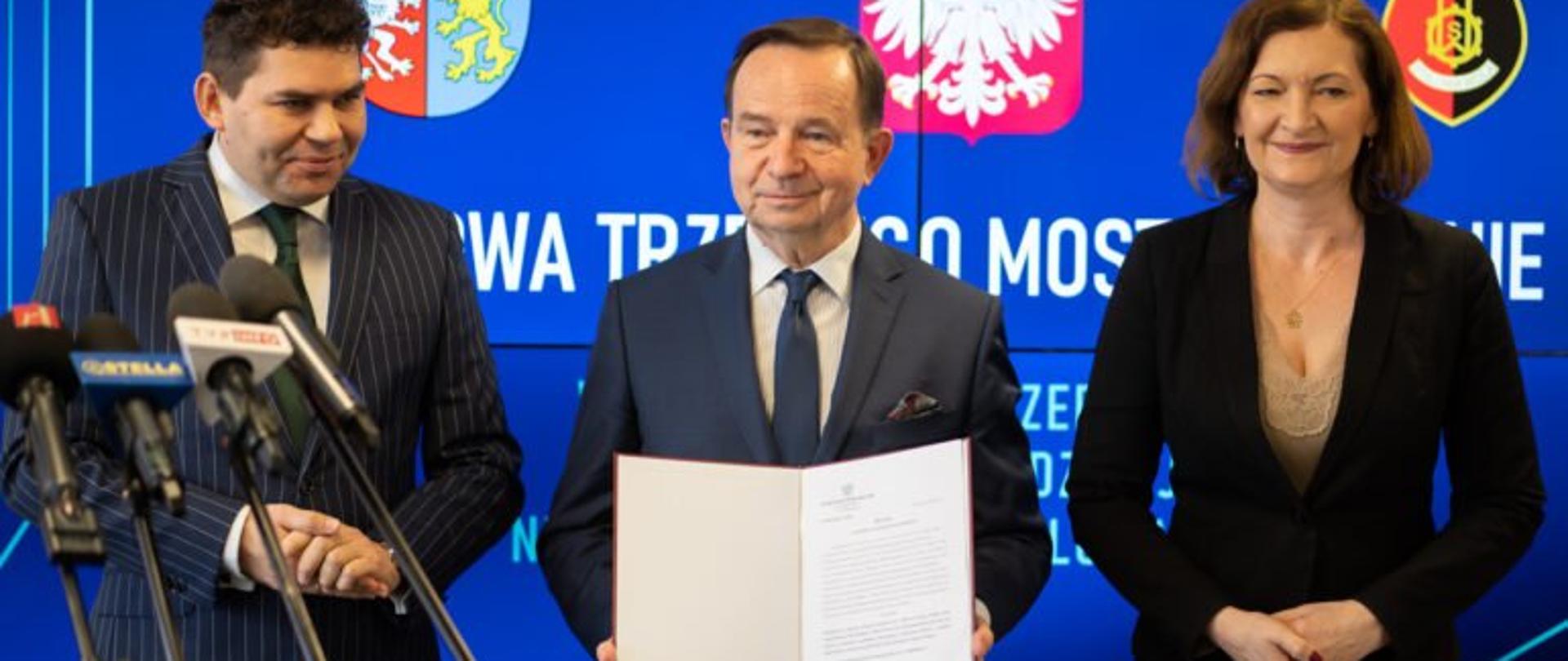 Od lewej prezydent Stalowej Woli Lucjusz Nadbereżny, marszałek województwa podkarpackiego Władysław Ortyl i wojewoda podkarpacki Ewa Leniart