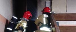 Strażacy gaszą pomieszczenie objęte pożarem