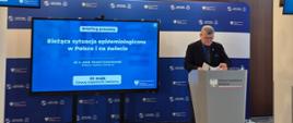 Dr Paweł Grzesiowski podczas konferencji prasowej. Obok rzecznik prasowy GIS Marek Waszczewski