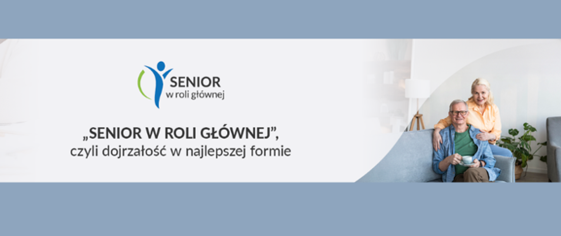 na jasnym tle z lewej strony grafiki logo programu Senior w roli głównej , pod nim napis Senior w roli głównej czyli dojrzałość w najlepszej formie, z lewej mężczyzna z filiżanką w dłoniach siedzi na kanapie, za nim kobieta z dłońmi na ramionach mężczyzny