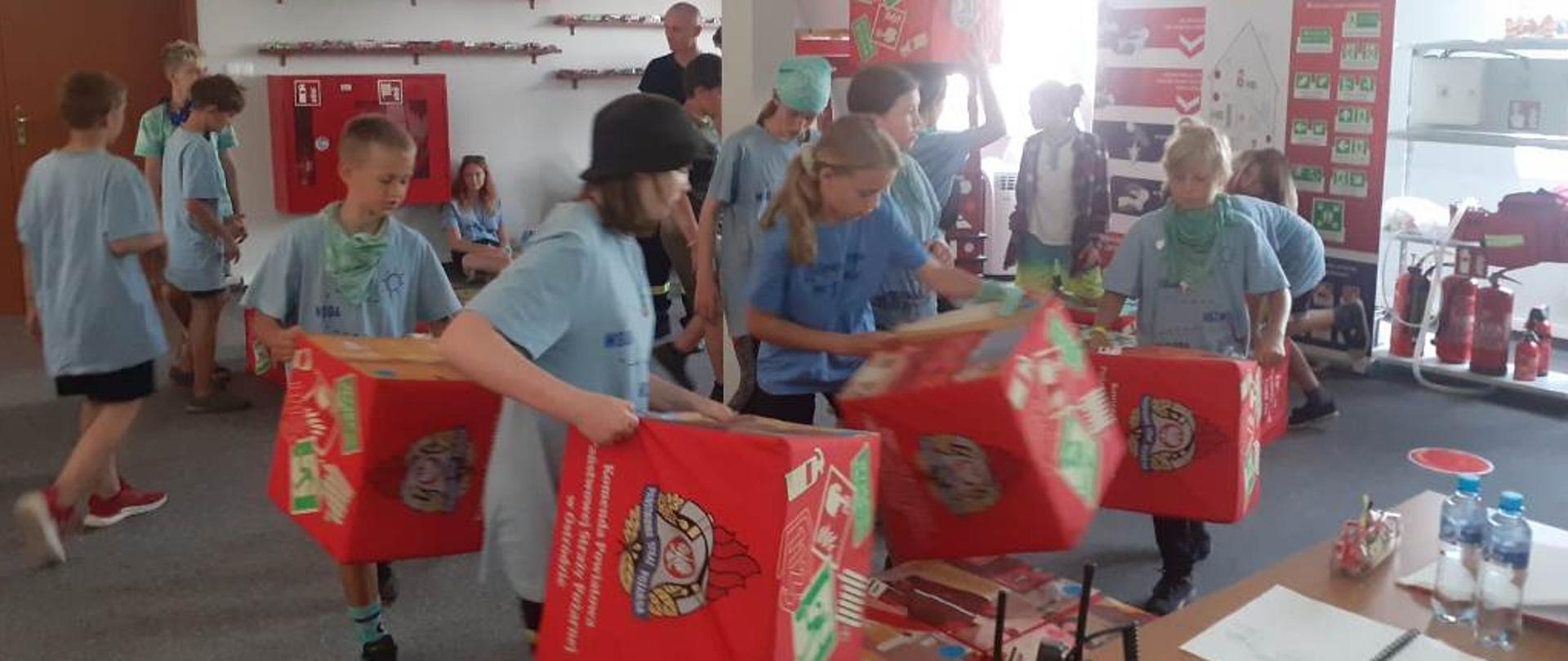 Dzieci układają puzzle przestrzenne. 