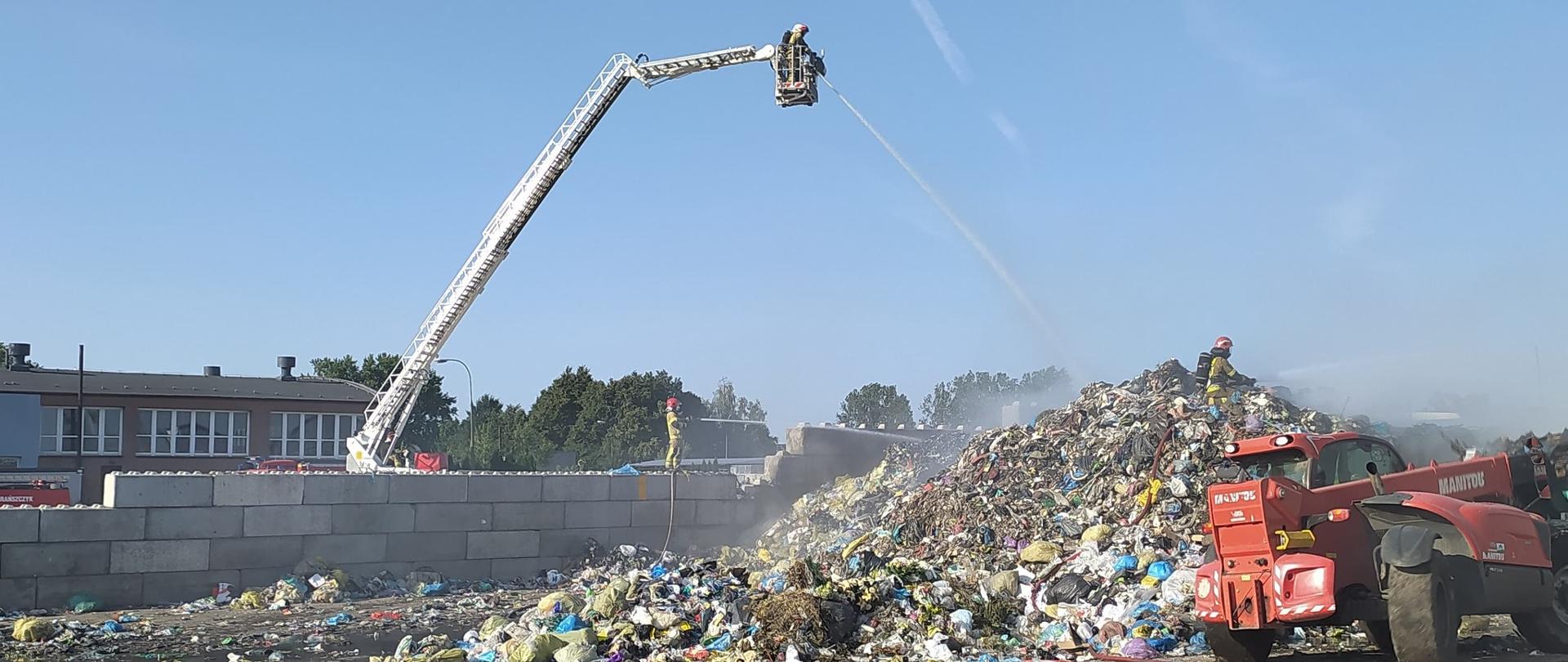 Gromada śmieci pali się strażacy ją gaszą