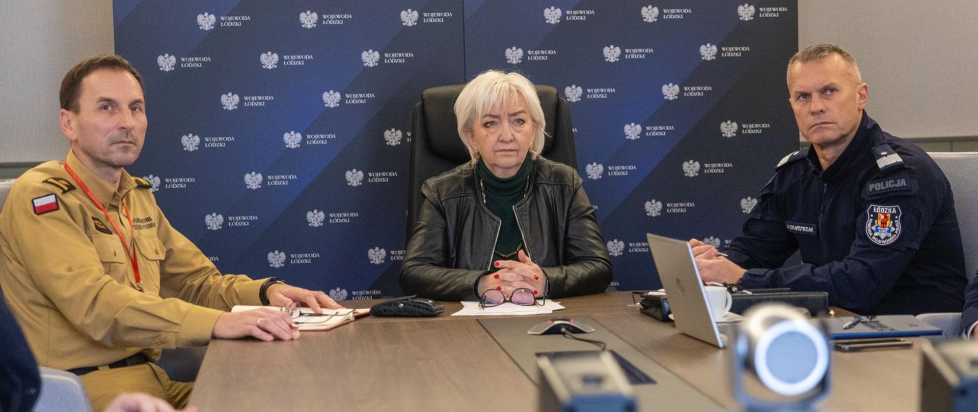 Wojewoda łódzki Dorota Ryl, Komendant Wojewódzkiej Komendy PSP w Łodzi st. bryg. Marcin Dulas oraz Komendant Wojewódzki Policji w Łodzi
nadinspektor Arkadiusz Sylwestrzak podczas wideokonferencji z Ministerstwem Spraw Wewnętrznych i Administracji. 