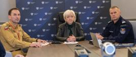 Wojewoda łódzki Dorota Ryl, Komendant Wojewódzkiej Komendy PSP w Łodzi st. bryg. Marcin Dulas oraz Komendant Wojewódzki Policji w Łodzi
nadinspektor Arkadiusz Sylwestrzak podczas wideokonferencji z Ministerstwem Spraw Wewnętrznych i Administracji. 
