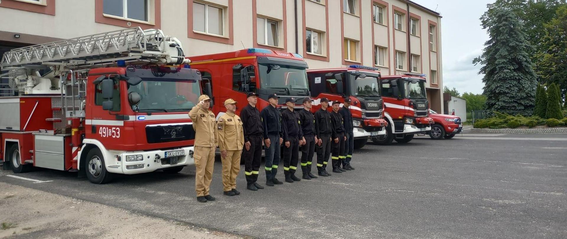Zdjęcie przedstawia strażaków PSP w Kłobucku oddających hołd żołnierzowi Wojska Polskiego - śp. sierż. Mateuszowi Sitkowi