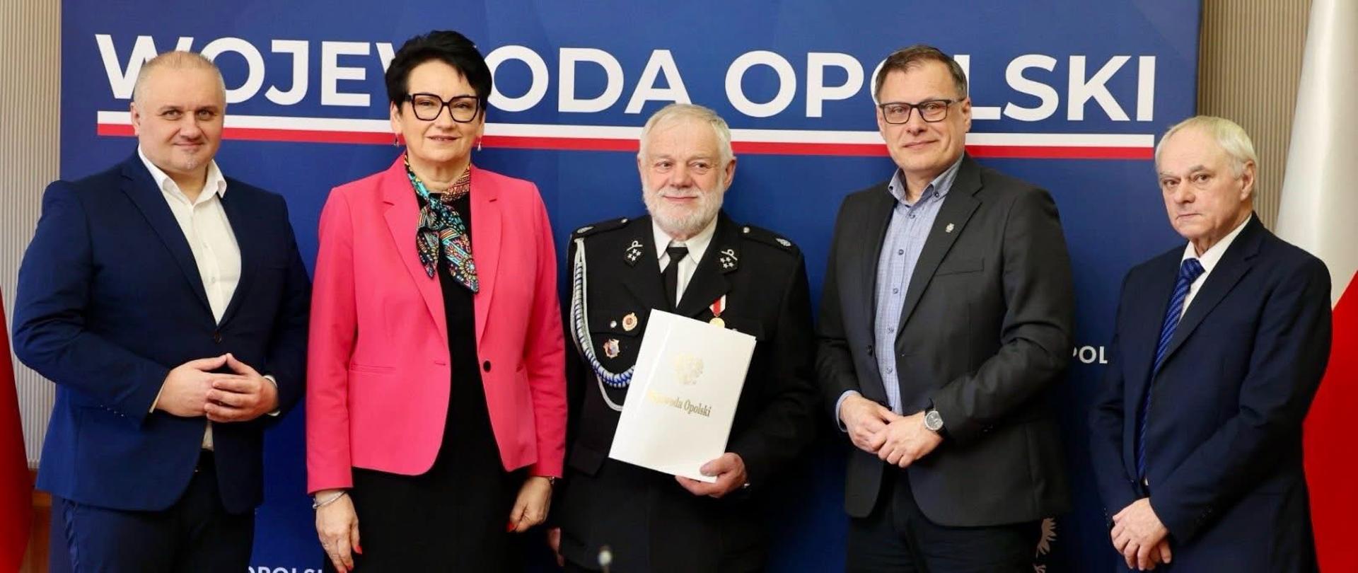 Na zdjęciu m.in. sygnatariusze umowy dotacji na zakup sprzętu dla OSP.