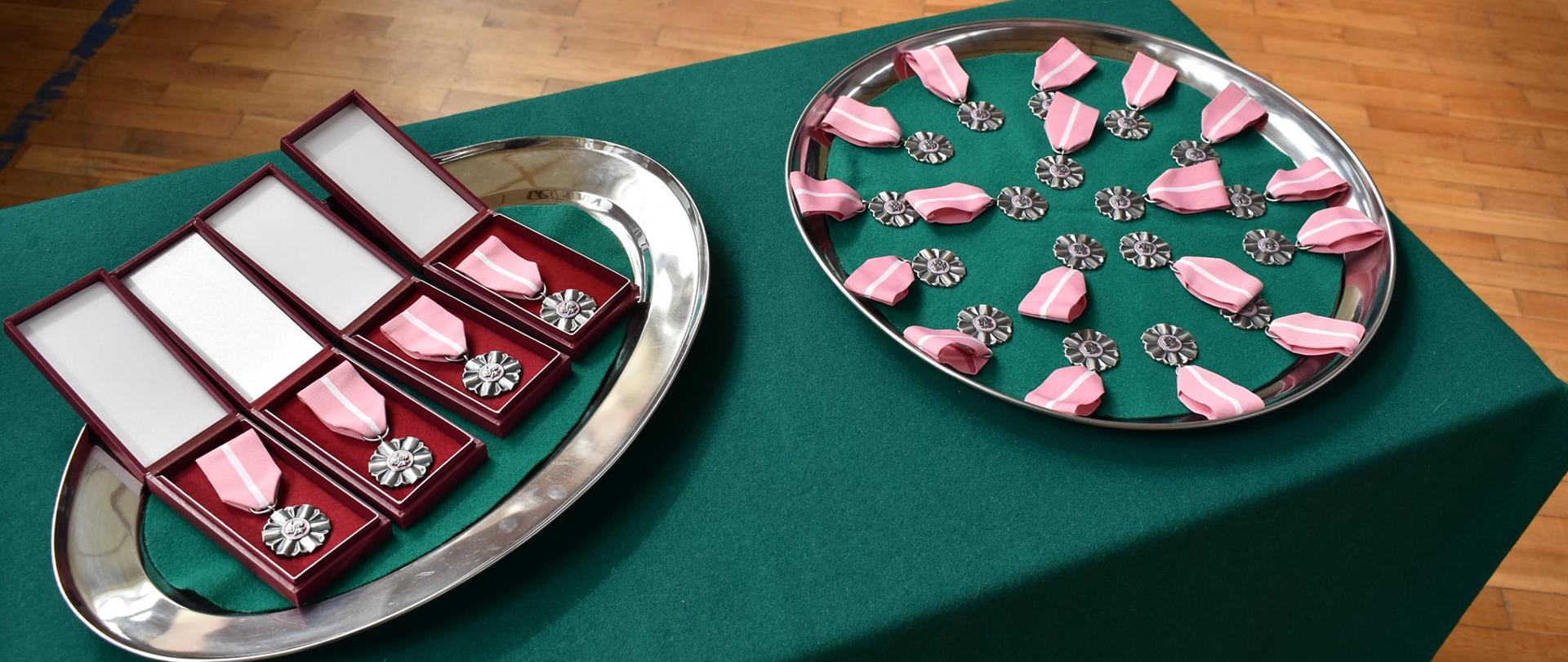 Na zdjęciu widoczne są medale