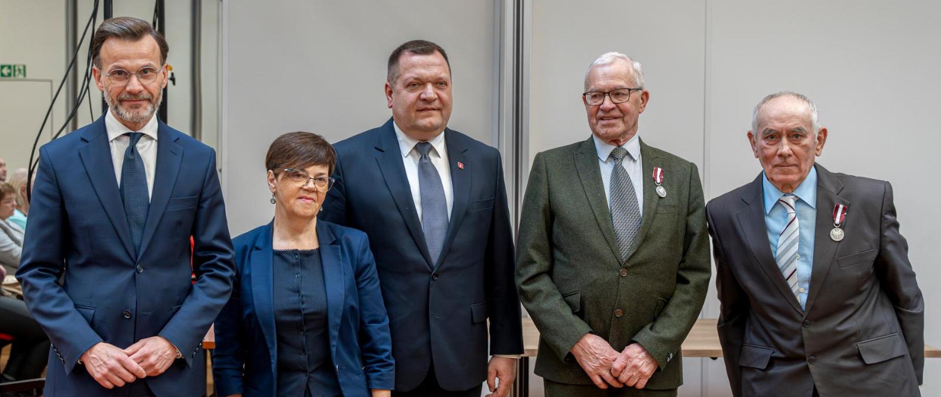 W czasie sesji Rady Gminy Raczki wojewoda podlaski wręczył Odznaki Honorowe "Za zasługi dla samorządu terytorialnego" przyznane przez Ministra Spraw Wewnętrznych i Administracji