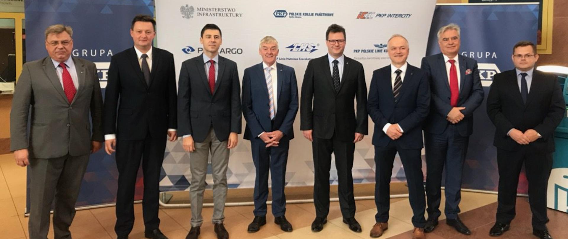 Wiceminister A. Bittel, członkowie Komisji Transportu i Turystyki PE oraz przedstawiciele Grupy PKP na dworcu Rzeszów Główny