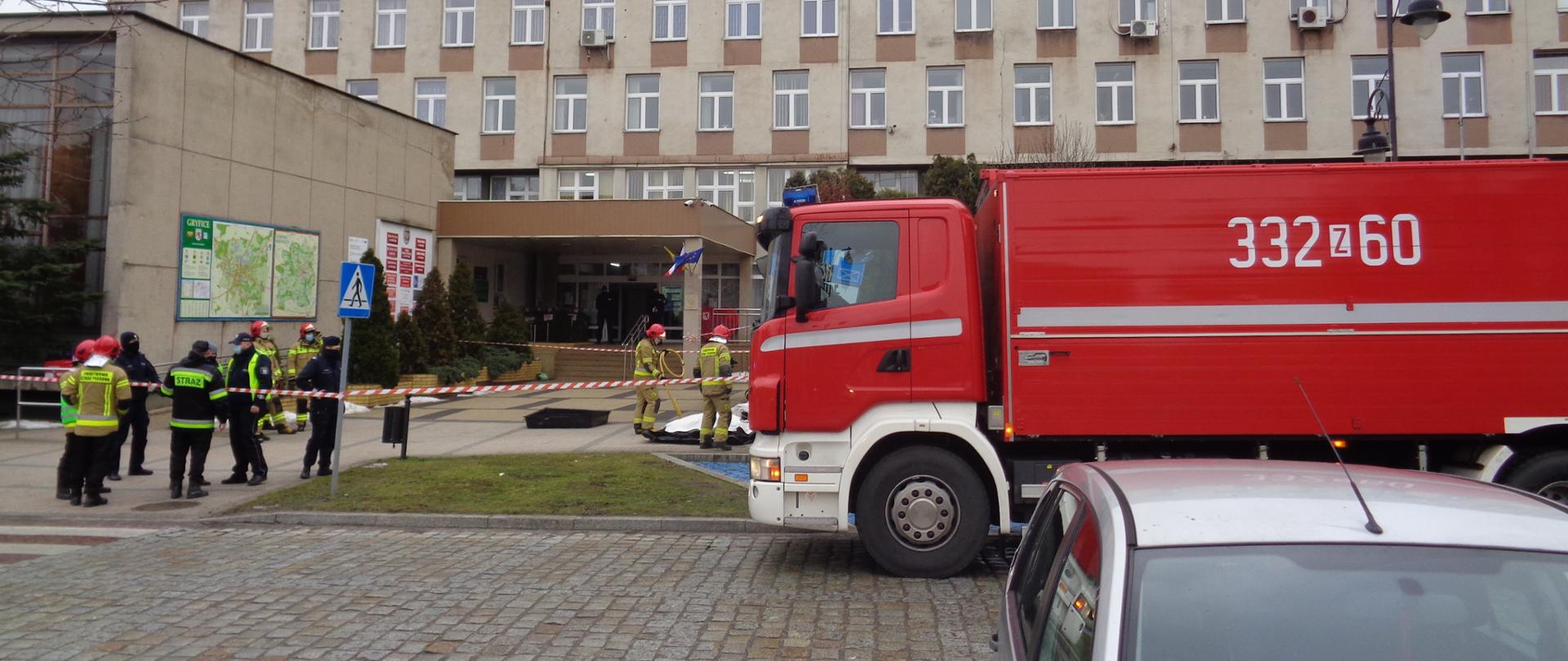 Ciężki samochód ratownictwa chemiczno-ekologicznego przy działaniach w Gryficach.