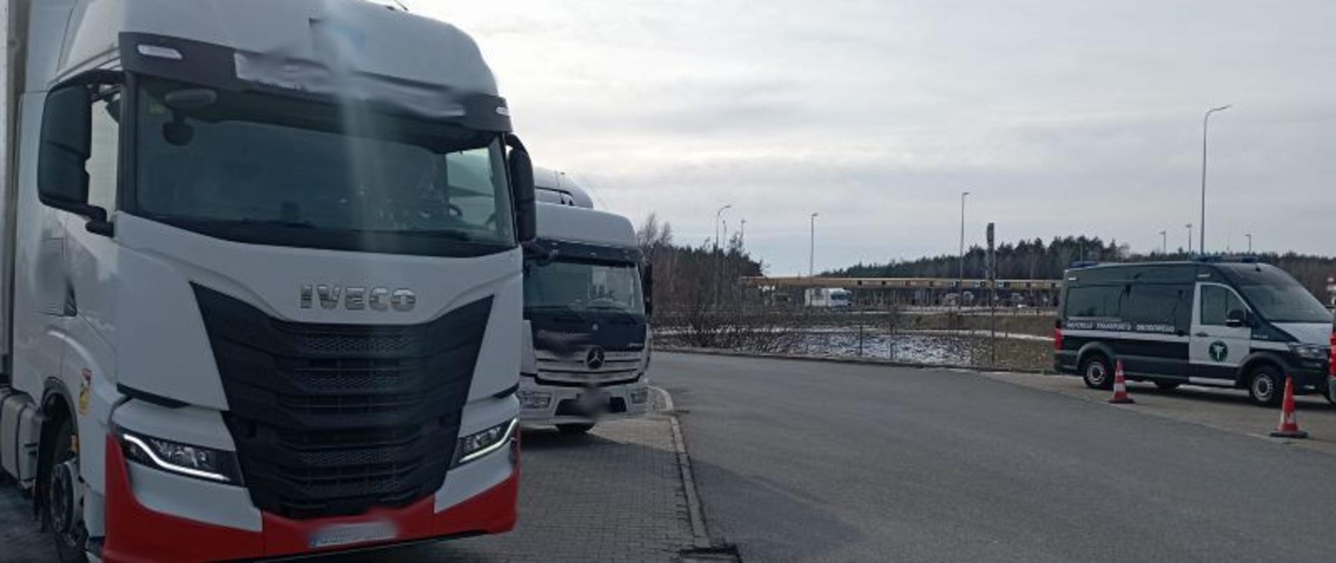 Widok kontrolowanego hiszpańskiego pojazdu na tle pojazdu służbowego ITD