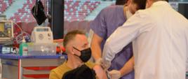 Komendant główny PSP przyjmuje szczepienie przeciw COVID-19.