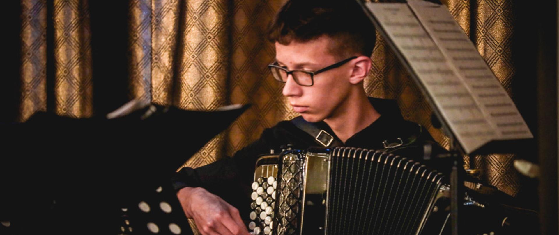 akordeonista Bartosz Durda podczas koncertu na scenie w hotelu Iskierka w Mielcu