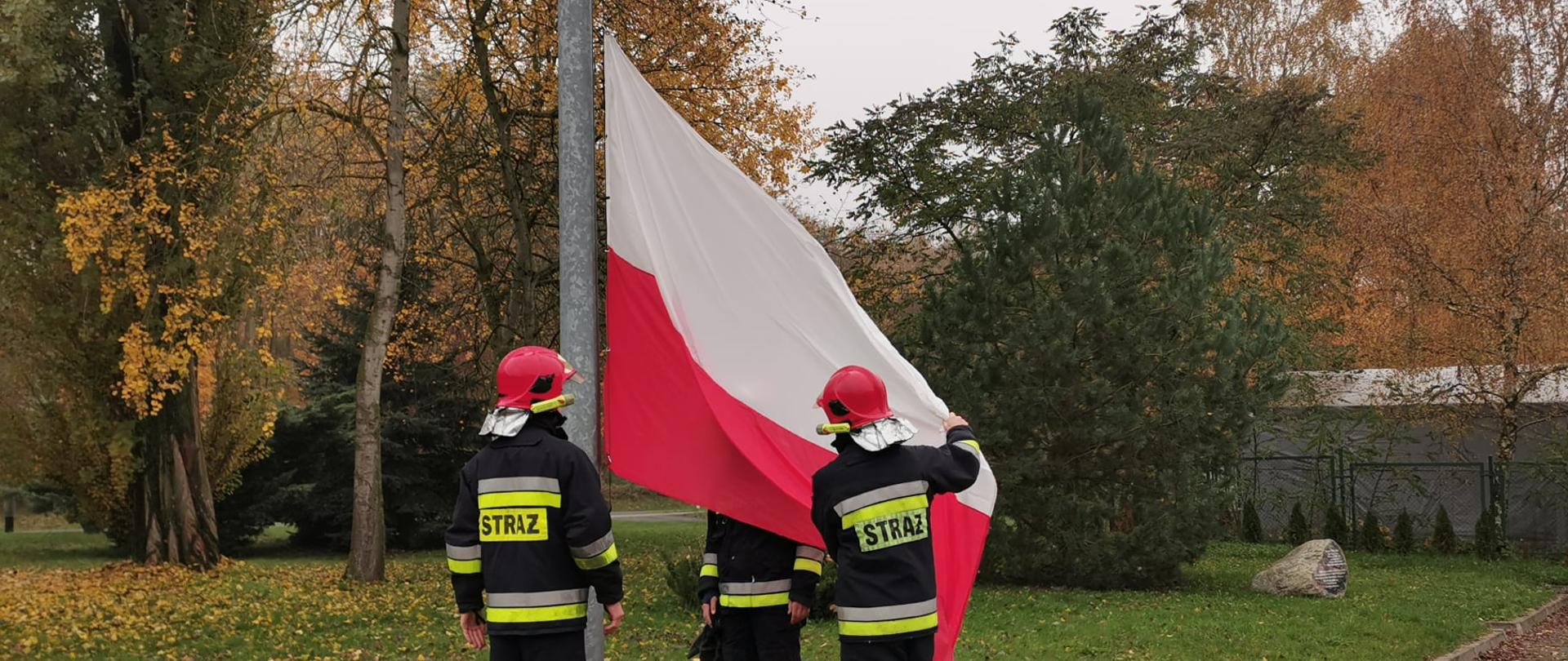 Podniesienie flagi państwowej na maszt