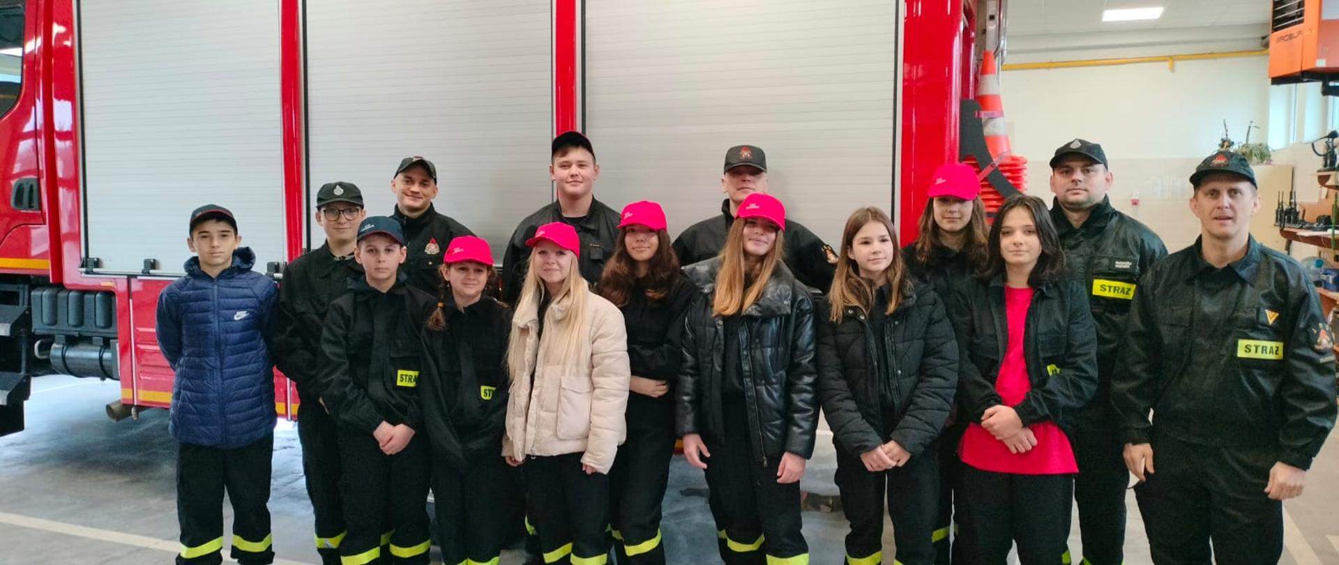 ludzie na tle samochodu