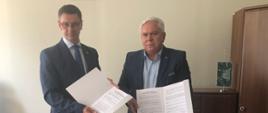 Na zdjęciu Dyrektor Ireneusz Dawidowicz i Kujawsko Pomorski Inspektor Jakości Handlowej Artykułów Rolno-Spożywczych Waldemar Sieńko pokazuję podpisane porozumienie