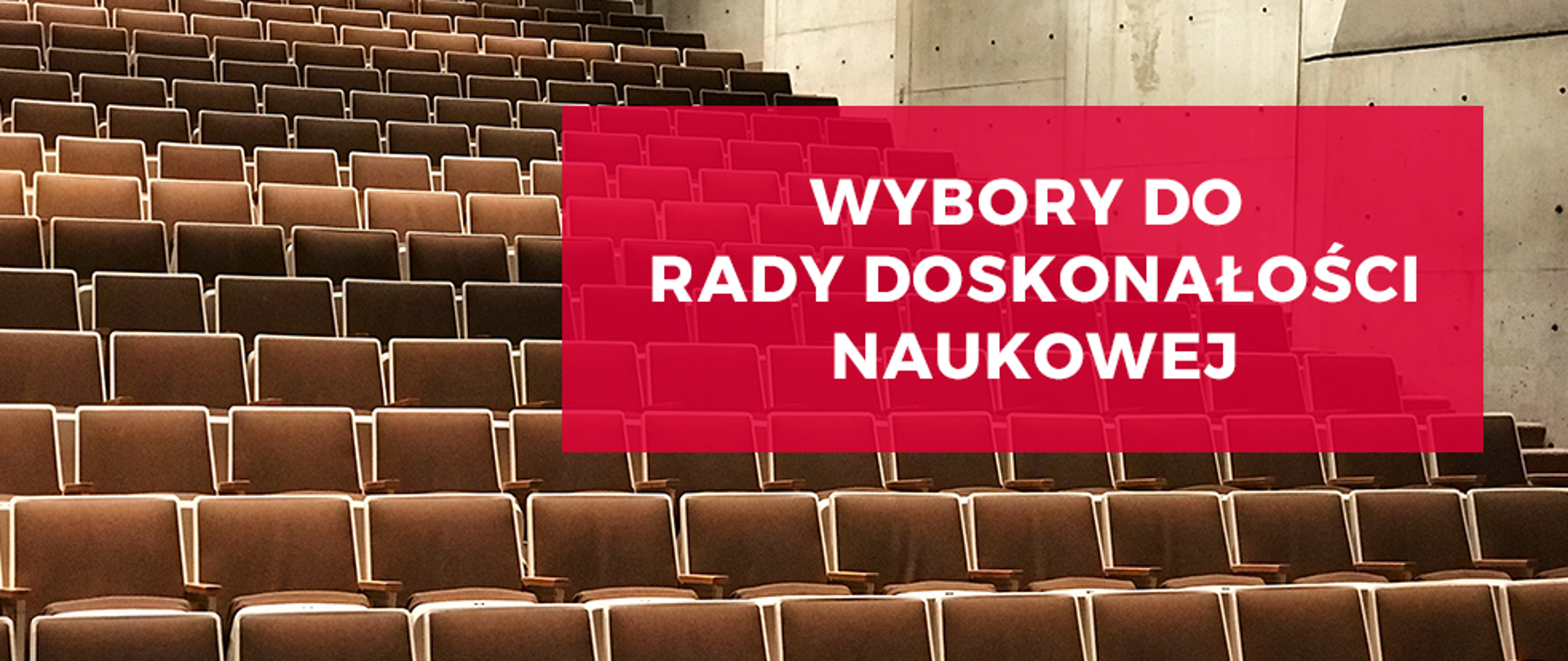 Rzędy brązowych krzeseł. Na czerwonym tle biały napis: wybory do rady doskonałości naukowej