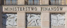 Fragment fasady budynku Ministerstwa Finansów z napisem „MINISTERSTWO FINANSÓW”, wejście do budynku.