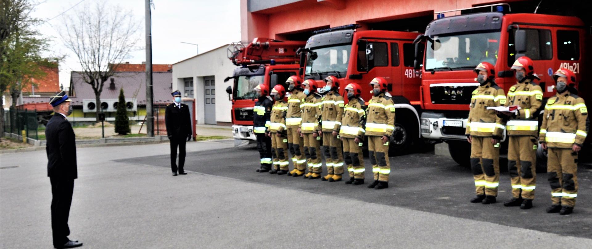 Zdjęcie przedstawia funkcjonariuszy KP PSP Lidzbark Warmiński ( zmianę służbową) podczas zbiórki związane z podniesieniem flagi państwowej