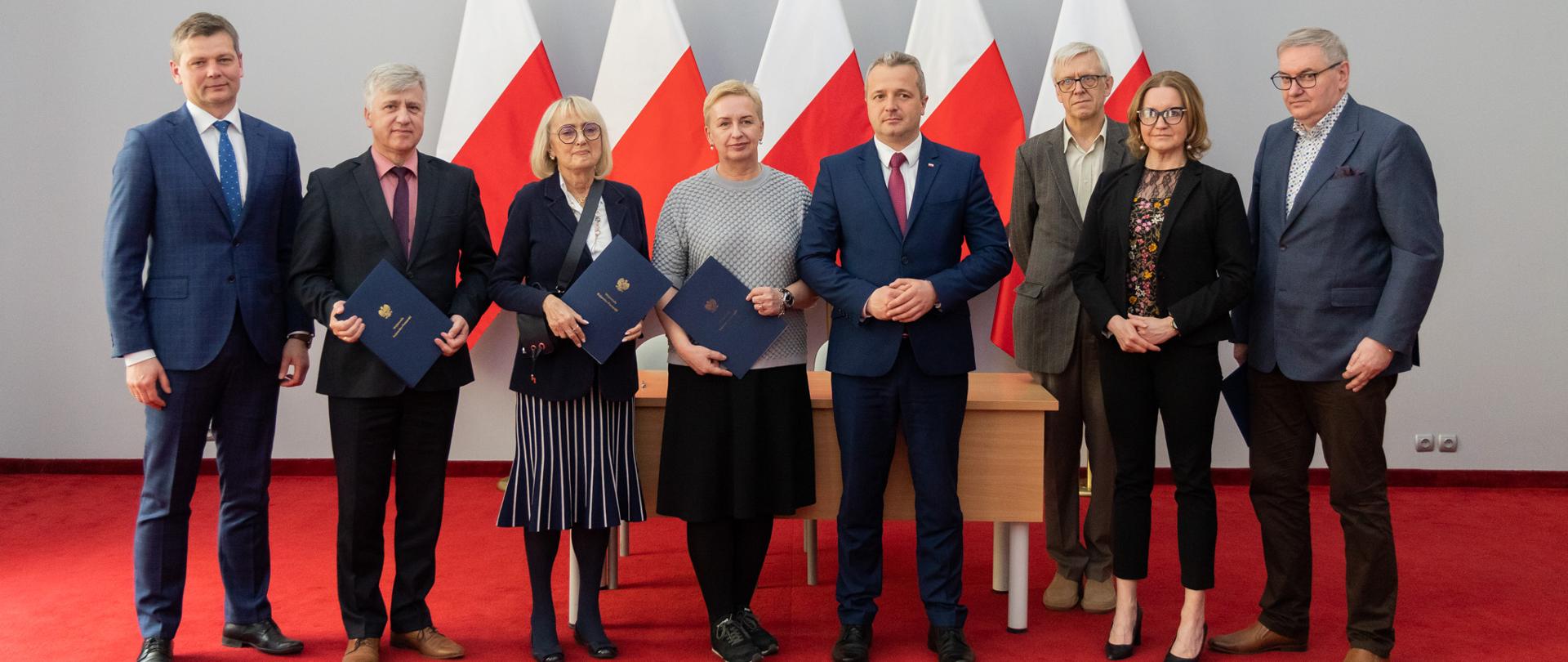 Kilka osób wspólnie pozujących do zdjęcia