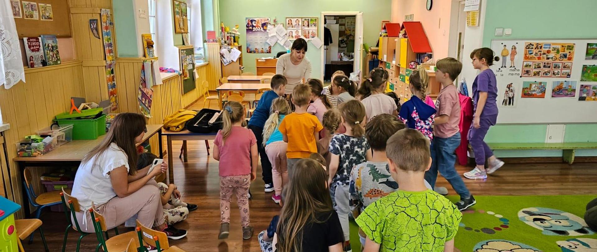 Galeria 10 zdjęć z udziału nauczycieli naszej szkoły z p. A. Strzygockiej i p. N. Mierzwy w Przedszkolu nr 4 w Kłodzku w ramach audycji muzycznych pokazujące przedszkolakom grę na instrumentach muzycznych