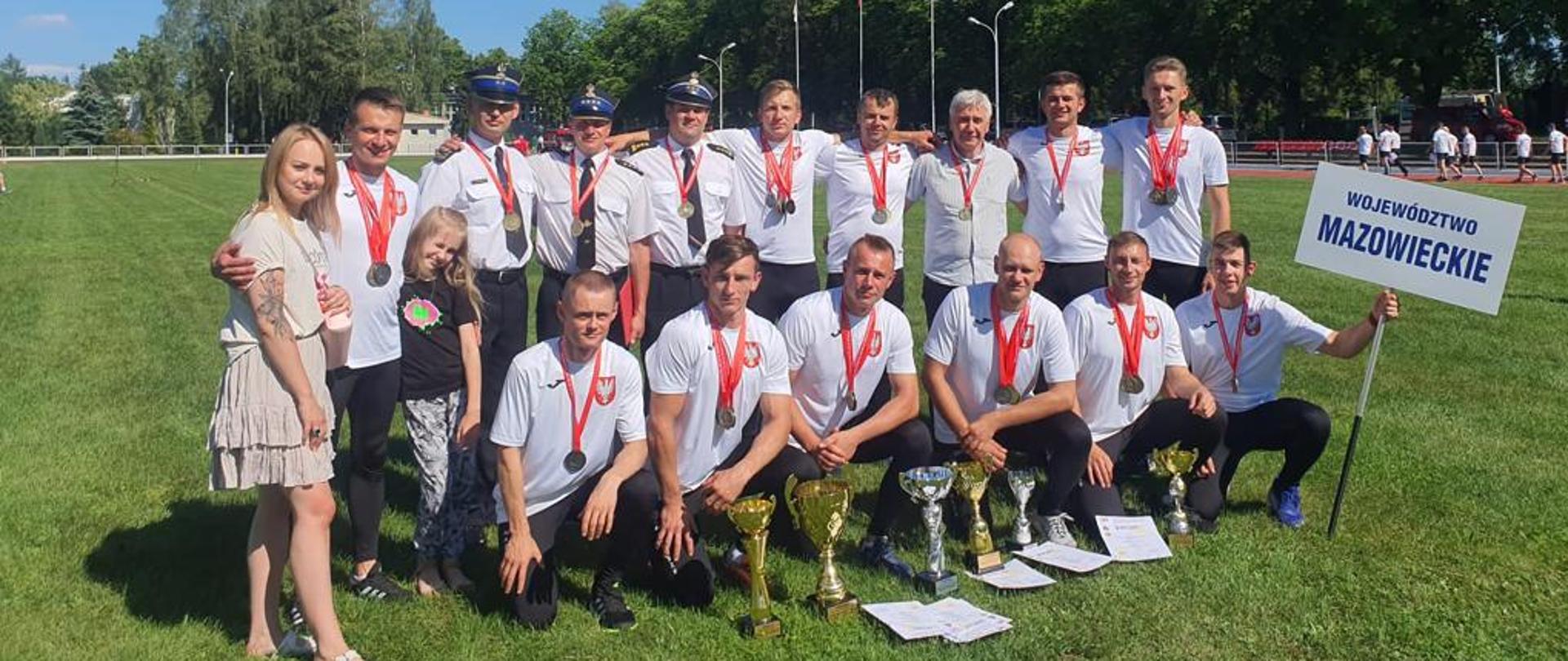Drużyna sportowców z pucharami i medalami