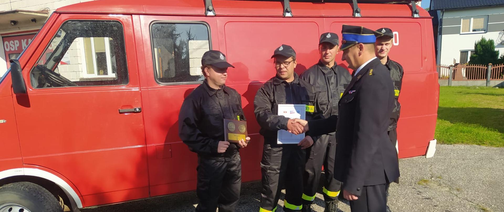 Gratulacje druhom z jednostki OSP Piestrzec składa Zastępca Komendanta Powiatowego PSP z Buska - Zdroju