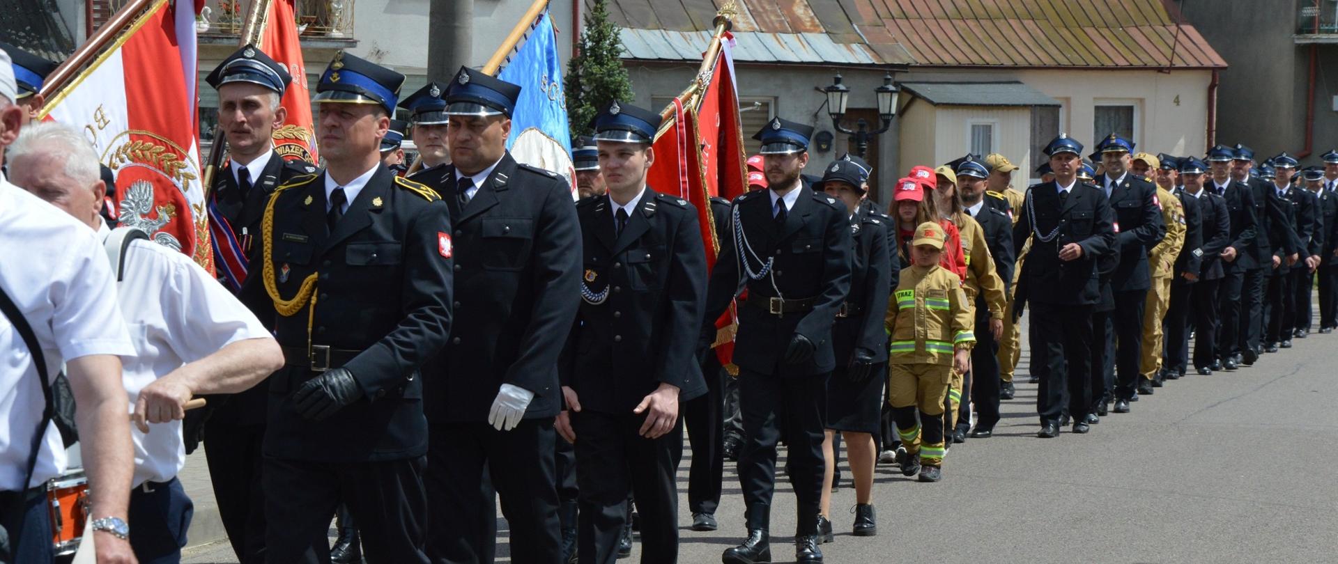 Na zdjęciu pododdział strażaków w trakcie uroczystego apelu z okazji dnia strażaka