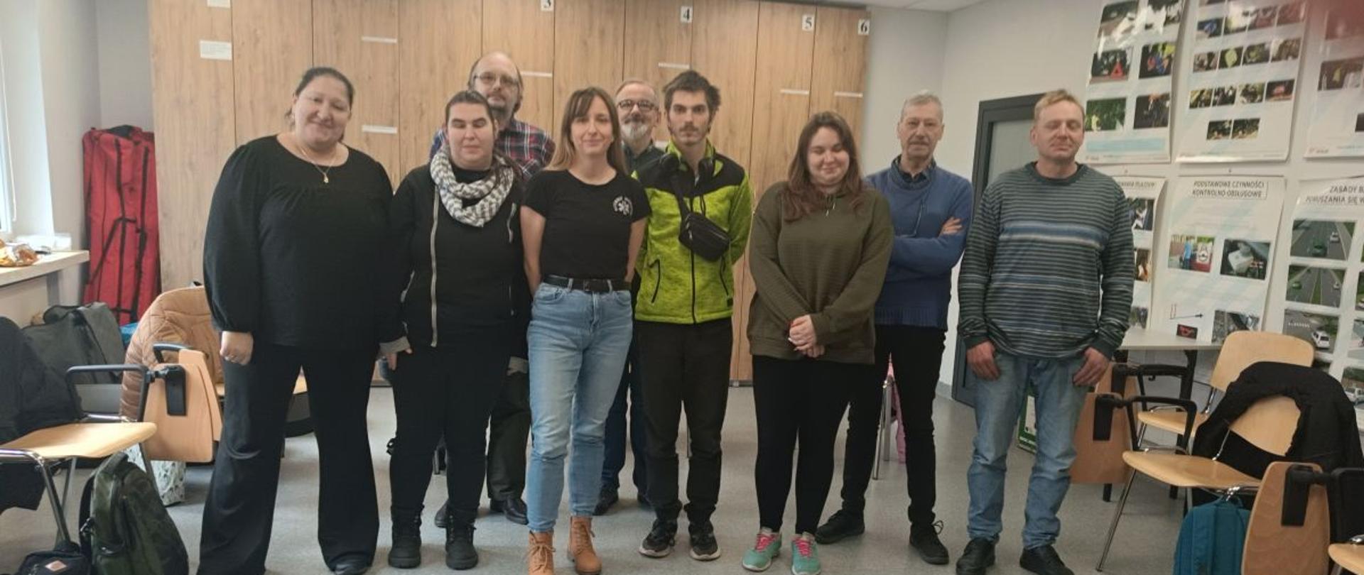 Wspólne zdjęcie instruktorki szkolenia wraz z uczestnikami szkolenia z pierwszej pomocy.