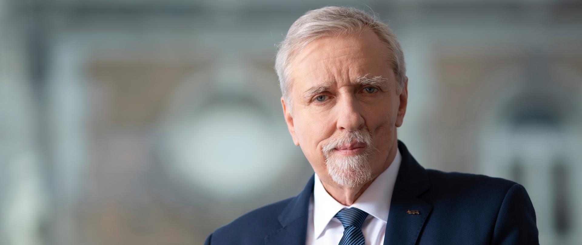 Dyrektor Narodowego Centrum Badań i Rozwoju dr inż. Wojciech Kamieniecki w granatowym garniturze i biało-niebieskim krawacie
