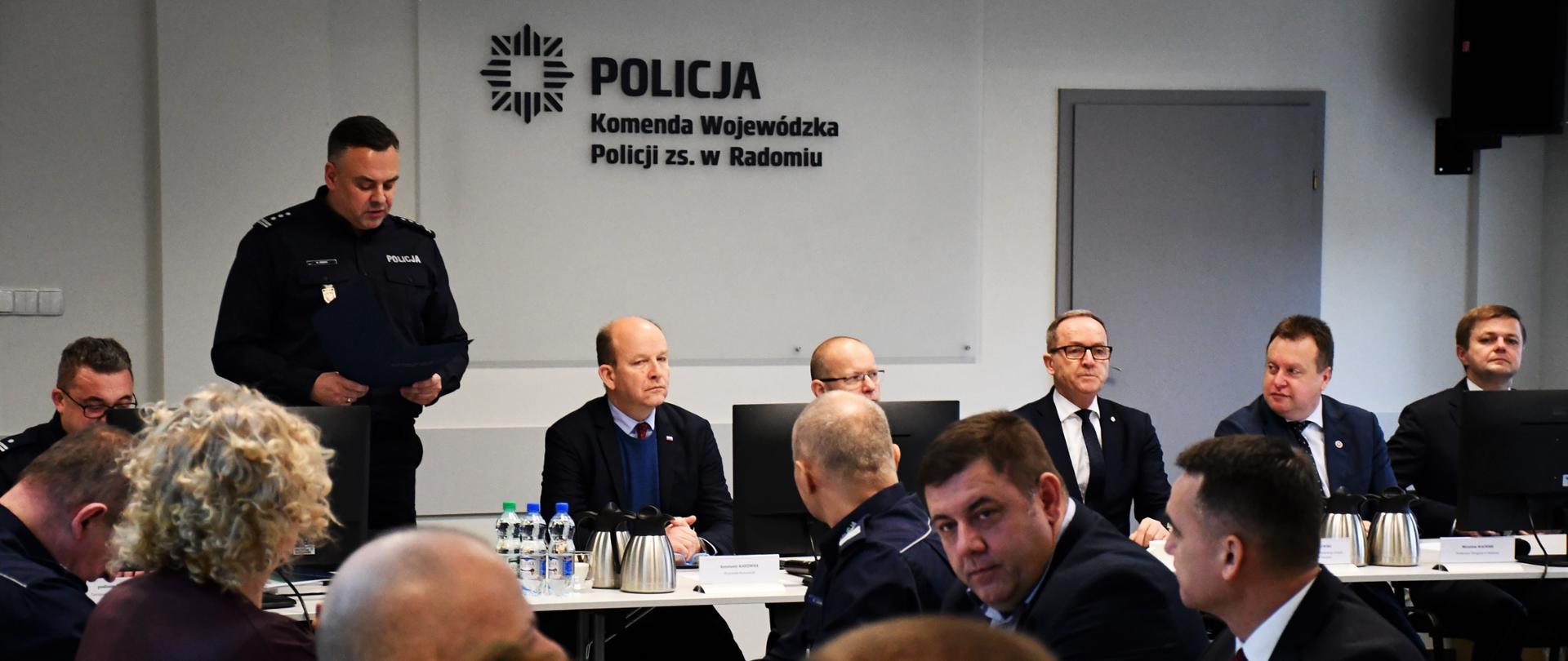Wojewoda Mazowiecki Konstanty Radziwiłł podczas rocznej odprawy Komendy Wojewódzkiej Policji.