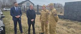 Zdjęcie przedstawia wiceministra MSWiA, Zastępcę KG PSP w Warszawie, Starostę Wołomińskiego oraz Komendanta Powiatowego PSP w Wołominie. Zebrani stoją na tle placu na którym przewidziana jest budowa nowej jednostki.