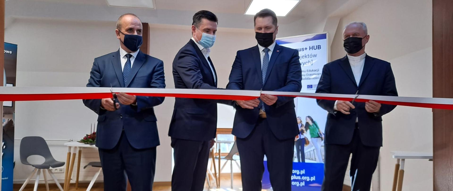 Minister Przemysław Czarnek zainaugurował Lubelski Erasmus+ HUB w Katolickim Uniwersytecie Lubelskim, minister Przemysław Czarnek przecina symboliczna wstęgę.