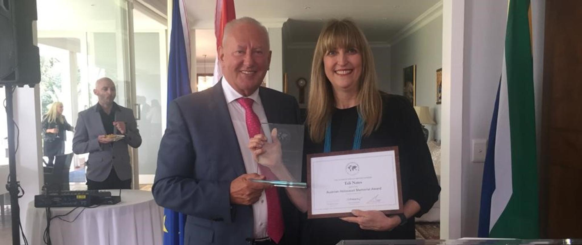 Tali Nates odznaczona Austriacką Nagrodą Pamięci o Holokauście. Na zdjęciu Tali Nates i Ambasador RP Andrzej Kanthak